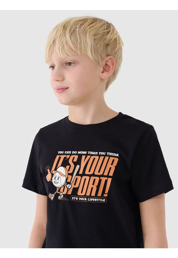 4f - 4F T-shirt regular z nadrukiem chłopięcy - czarny 122 (6-7 lat). Okazja: na co dzień. Kolor: czarny. Materiał: dzianina, bawełna, jersey. Długość rękawa: krótki rękaw. Długość: krótkie. Wzór: nadruk. Sezon: lato. Styl: klasyczny, sportowy, casual