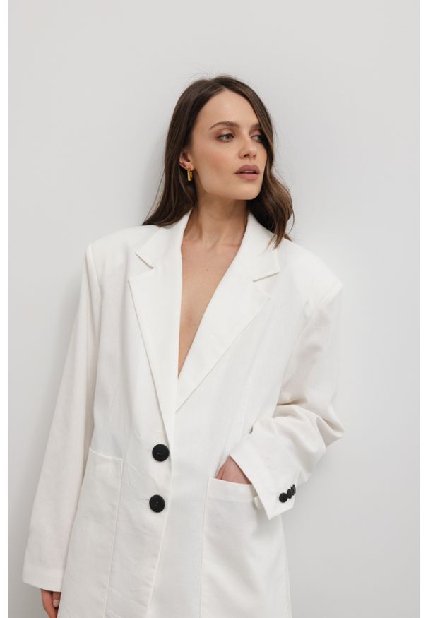 Marsala - Marynarka z lnem oversize w kolorze WHITE CREAM- HARLEY. Kolor: biały. Materiał: len. Długość rękawa: długi rękaw. Długość: długie. Styl: elegancki, sportowy
