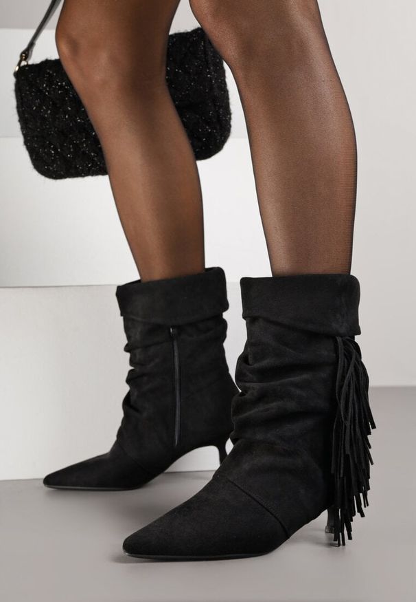 Renee - Czarne Wywinięte Botki na Kaczuszce Zdobione Marszczeniem i Frędzlami Gevea. Okazja: na co dzień. Kolor: czarny. Materiał: jeans. Wzór: aplikacja. Obcas: na szpilce. Styl: boho, casual, elegancki. Wysokość obcasa: średni
