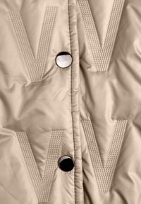 Born2be - Ciemnobeżowa Kurtka z Pikowanymi Przeszyciami Kapturem i Wiązanym Paskiem Erlexie. Okazja: na spacer, na co dzień, na spotkanie biznesowe, do pracy. Kolor: beżowy. Materiał: dzianina, jeans. Styl: casual, biznesowy, klasyczny #4