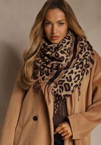 Renee - Ciemnobrązowy Wiskozowy Szalik w Panterkę Wykończony Frędzlami Alefera. Kolor: brązowy. Materiał: wiskoza. Wzór: motyw zwierzęcy #3