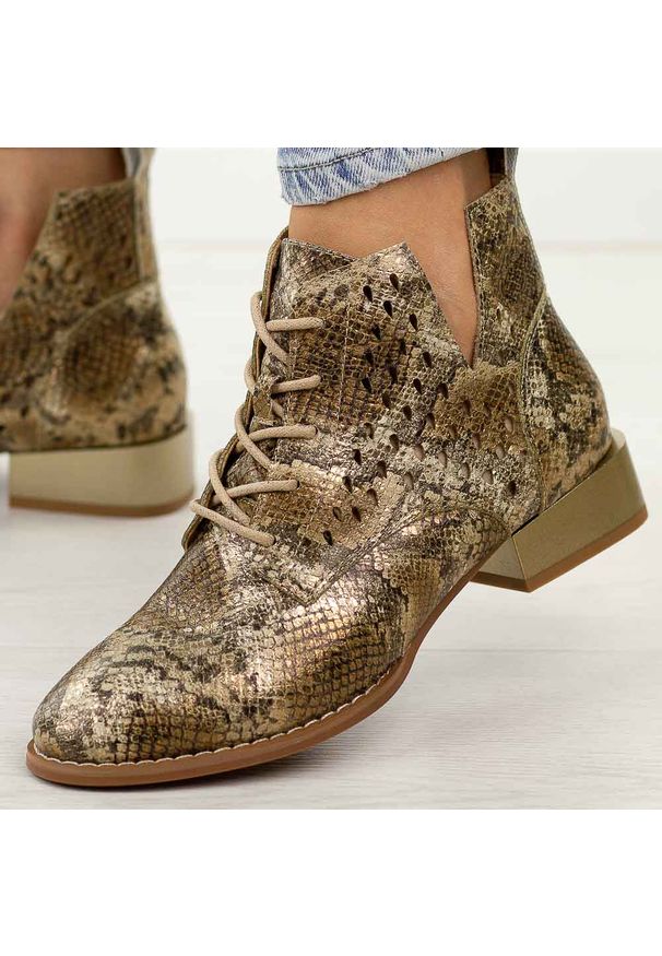 Złote wąż botki damskie na obcasie M.Daszyński Sa197-29. Okazja: na co dzień. Kolor: złoty. Szerokość cholewki: normalna. Wzór: ażurowy. Materiał: skóra. Sezon: wiosna, jesień, lato. Obcas: na obcasie. Styl: casual, elegancki, boho, klasyczny. Wysokość obcasa: niski
