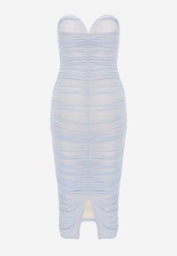 Renee - Jasnoniebieska Marszczona Sukienka Midi z Siatki z Marszczeniem Pandone. Kolor: niebieski. Materiał: materiał. Długość rękawa: na ramiączkach. Typ sukienki: z odkrytymi ramionami. Styl: elegancki. Długość: midi #4