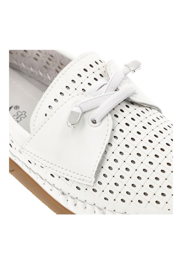 Półbuty damskie Vinceza, cholewka ze skóry naturalnej licowej z perforacją wsuwany fason z ozdobnym wiązaniem, białe, 93217. Kolor: biały. Materiał: skóra. Szerokość cholewki: normalna