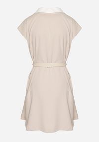 Born2be - Jasnobeżowa Wiskozowa Sukienka Rozkloszowana z Koszulowym Kołnierzykiem i Paskiem Aluella. Okazja: na co dzień, na spotkanie biznesowe. Typ kołnierza: kołnierzyk koszulowy. Kolor: beżowy. Materiał: wiskoza. Długość rękawa: krótki rękaw. Typ sukienki: koszulowe. Styl: biznesowy, casual, elegancki #2