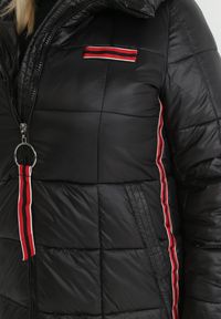 Born2be - Czarna Kurtka Pikowana Długa z Kontrastowymi Lampasami Feosa. Kolekcja: plus size. Kolor: czarny. Materiał: tkanina. Długość: długie. Wzór: aplikacja, gładki, geometria