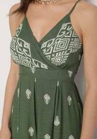 Born2be - Zielona Bawełniana Sukienka Rozkloszowana z Kopertowym Dekoltem i Wiązaniem Revevra. Okazja: na randkę, na co dzień. Typ kołnierza: dekolt kopertowy. Kolor: zielony. Materiał: bawełna. Długość rękawa: na ramiączkach. Typ sukienki: kopertowe. Styl: casual #6