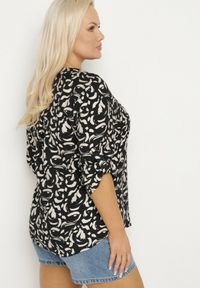 Born2be - Czarna Koszula z Wiskozą w Abstrakcyjny Wzór Clarivana. Okazja: na co dzień. Typ kołnierza: dekolt w serek. Kolekcja: plus size. Kolor: czarny. Materiał: wiskoza. Długość rękawa: długi rękaw. Długość: długie. Styl: klasyczny, casual, elegancki #4