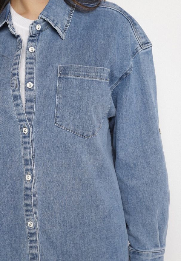 Born2be - Niebieska Koszula Jeansowa Oversize z Wiskozą Ulathiela. Okazja: na spotkanie biznesowe, na co dzień. Typ kołnierza: kołnierzyk klasyczny. Kolor: niebieski. Materiał: wiskoza, jeans. Długość rękawa: długi rękaw. Długość: długie. Styl: elegancki, biznesowy, klasyczny, casual