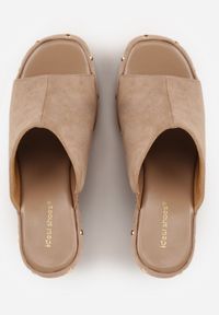 Renee - Ciemnobeżowe Klapki na Koturnie z Imitacji Drewna z Cholewką Zdobioną Nitami Elincia. Okazja: na co dzień, na plażę. Kolor: beżowy. Materiał: jeans, zamsz. Wzór: aplikacja. Sezon: lato. Obcas: na koturnie. Styl: boho, casual, elegancki #9