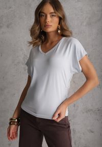 Renee - Niebieski Wiskozowy T-shirt z Dekoltem V Eupharis. Okazja: na co dzień. Typ kołnierza: dekolt w kształcie V. Kolor: niebieski. Materiał: wiskoza. Styl: casual, elegancki #7