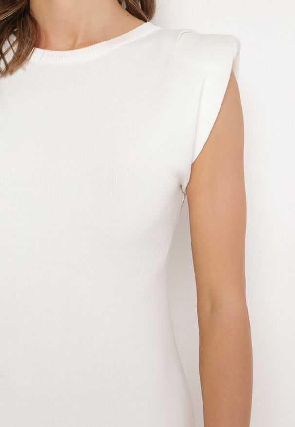 Born2be - Biała Sukienka Bodycon z Prążkowanej Dzianiny z Rozcięciem Roleria. Okazja: na co dzień. Kolor: biały. Materiał: dzianina, prążkowany. Długość rękawa: bez rękawów. Typ sukienki: bodycon. Styl: elegancki, casual
