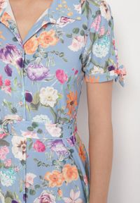 Born2be - Jasnoniebieska Rozkloszowana Sukienka o Koszulowym Kroju z Paskiem w Kwiatowy Wzór Fevelorine. Okazja: na co dzień. Kolor: niebieski. Wzór: kwiaty. Typ sukienki: koszulowe. Styl: casual #4