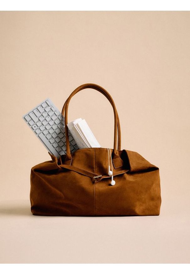 Reserved - Torebka shopper z imitacji zamszu - brązowy. Kolor: brązowy. Materiał: zamszowe