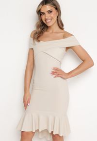 Born2be - Beżowa Sukienka Dopasowana z Hiszpańskim Dekoltem i Falbanką na Dole Reantia. Okazja: na randkę. Kolor: beżowy. Długość rękawa: krótki rękaw. Typ sukienki: ołówkowe #1