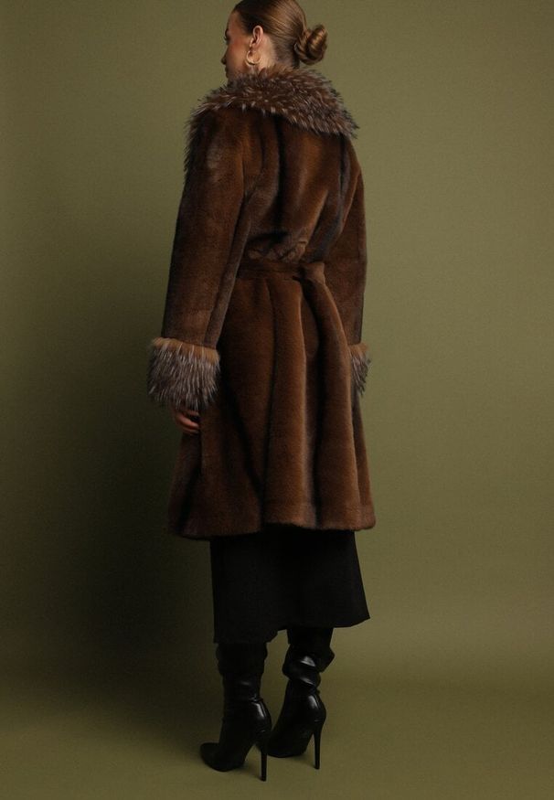 Born2be - Brązowy Futrzany Płaszcz z Paskiem i Ozdobnym Kołnierzem i Rękawami Ceneffa. Okazja: na co dzień. Typ kołnierza: golf. Kolor: brązowy. Materiał: futro. Długość rękawa: długi rękaw. Długość: długie. Styl: elegancki, casual, klasyczny
