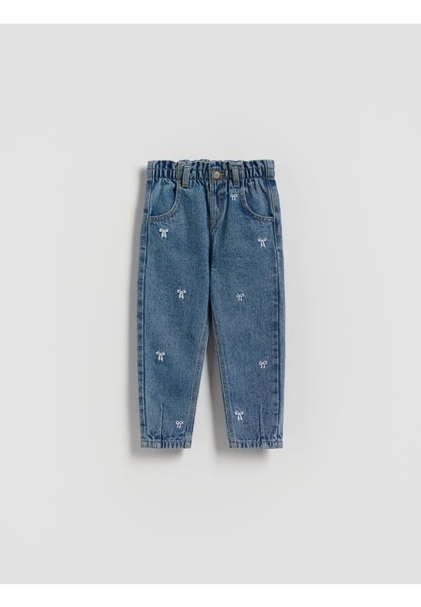 Reserved - Jeansy baggy z haftem - niebieski. Kolor: niebieski. Materiał: jeans. Wzór: haft