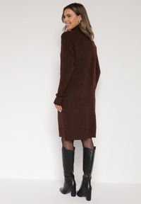 Born2be - Ciemnobrązowa Sweterkowa Sukienka z Golfem Wełną i Bawełną Ozdobiona Splotem Reiania. Okazja: do pracy, na co dzień, na spotkanie biznesowe. Typ kołnierza: golf. Kolor: brązowy. Materiał: wełna, bawełna. Wzór: aplikacja, ze splotem. Typ sukienki: proste. Styl: casual, biznesowy #6