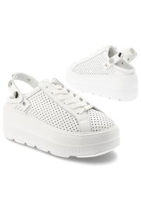 Klapki damskie S.Barski, ze skóry naturalnej licowej ażurowa cholewka platforma sznurowane styl casual, białe, LR61-7088. Okazja: na co dzień. Kolor: biały. Materiał: skóra. Wzór: ażurowy. Obcas: na platformie. Styl: casual #5
