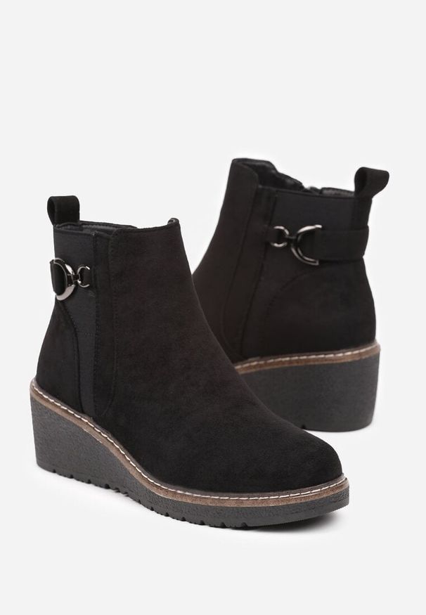 Born2be - Czarne Botki na Koturnie w Stylu Sztybletów z Metaliczną Ozdobą Savanesse. Okazja: na co dzień. Kolor: czarny. Materiał: jeans. Wzór: aplikacja. Obcas: na koturnie. Styl: casual