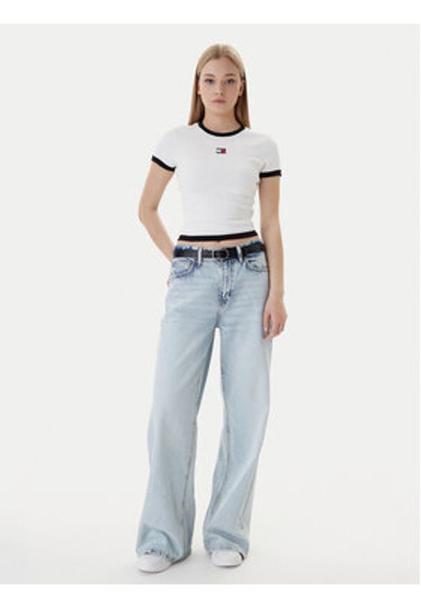 Tommy Jeans T-Shirt Badge DW0DW22575 Écru Slim Fit. Kolor: kremowy. Materiał: bawełna