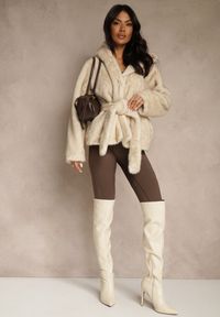 Renee - Beżowa Futerkowa Kurtka z Kapturem i Wiązanym Paskiem Zetele. Typ kołnierza: kaptur. Kolor: beżowy. Materiał: jeans, koronka #2