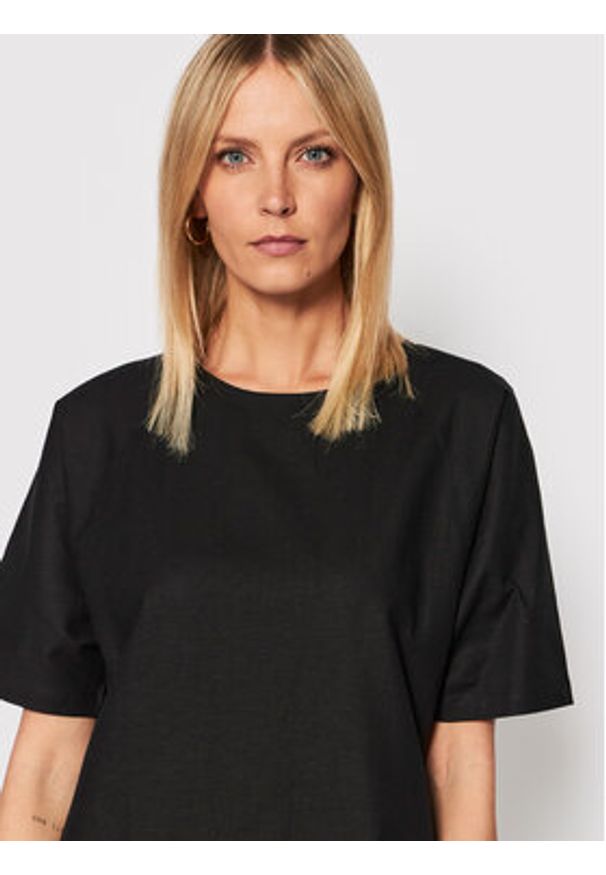 Makia Sukienka codzienna Saari W75045 Czarny Relaxed Fit. Okazja: na co dzień. Kolor: czarny. Materiał: bawełna. Typ sukienki: proste. Styl: casual
