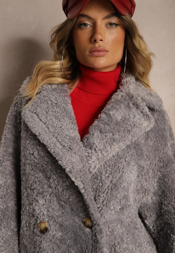 Renee - Szara Futrzana Kurtka Typu Baranek z Ozdobnymi Paskami i Dwurzędowym Zapięciem Nikira. Okazja: na co dzień. Kolor: szary. Materiał: futro. Długość rękawa: długi rękaw. Długość: długie. Wzór: paski. Styl: casual, klasyczny