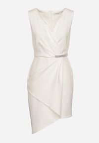 Born2be - Biała Sukienka Vices Dopasowana Asymetryczna z Błyszczącą Wstawką Tolivena. Okazja: na co dzień. Typ kołnierza: dekolt w kształcie V. Kolor: biały. Materiał: materiał. Wzór: aplikacja. Typ sukienki: asymetryczne. Styl: casual, elegancki #5