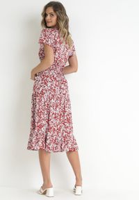 Born2be - Czerwona Bawełniana Sukienka w Kwiatki z Gumką w Talii i Guzikami Ronalika. Kolor: czerwony. Materiał: bawełna. Wzór: kwiaty #3