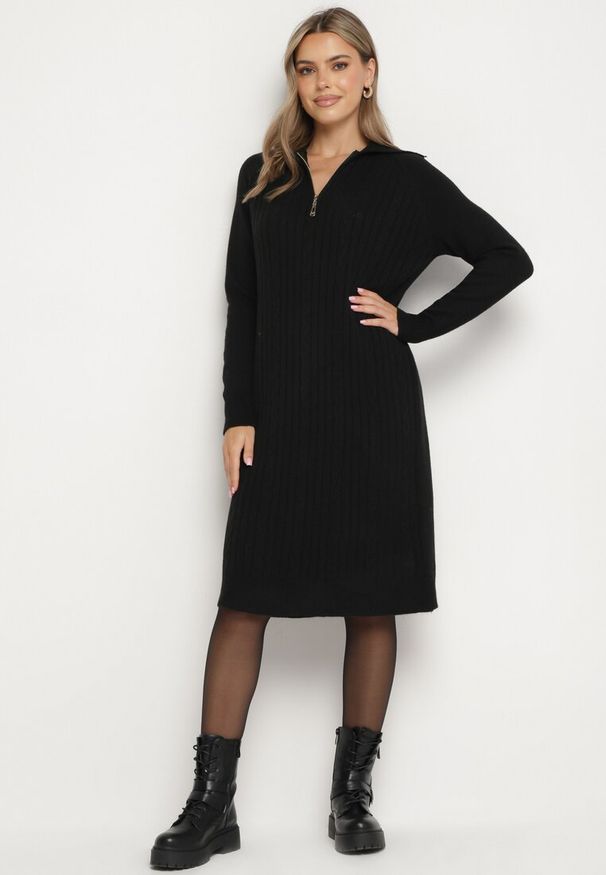 Born2be - Czarna Sukienka z Bawełną i Wełną z Kołnierzykiem na Suwak Tereithra. Okazja: na co dzień, na spotkanie biznesowe. Kolor: czarny. Materiał: wełna, bawełna. Typ sukienki: proste. Styl: wizytowy, casual, biznesowy, elegancki