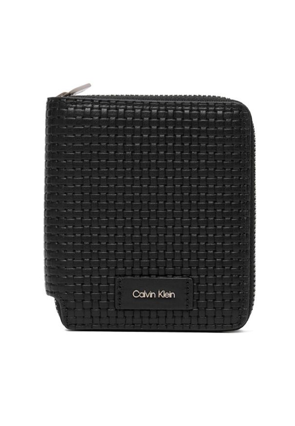 Calvin Klein Portfel Embossed Woven Zip Billfold LV04D1112G Czarny. Kolor: czarny. Materiał: skóra