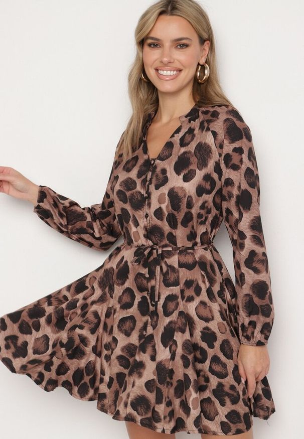 Born2be - Beżowa Rozkloszowana Sukienka w Panterkę z Guzikami i Wiązaniem w Talii Morila. Okazja: na co dzień. Kolor: beżowy. Materiał: jeans. Wzór: motyw zwierzęcy. Typ sukienki: rozkloszowane. Styl: klasyczny, casual, elegancki