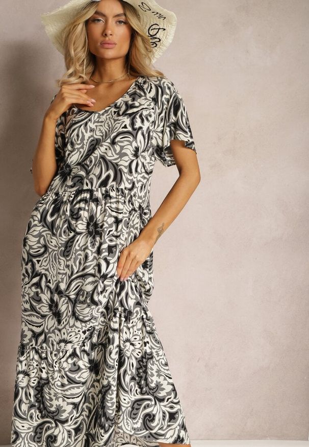 Renee - Szara Sukienka z Wiskozy Zdobiona Falbankami z Krótkim Rękawem Danibella. Okazja: na co dzień. Typ kołnierza: kołnierz z falbankami. Kolekcja: plus size. Kolor: szary. Wzór: aplikacja. Typ sukienki: dla puszystych. Materiał: wiskoza. Długość rękawa: krótki rękaw. Sezon: lato, wiosna. Styl: casual