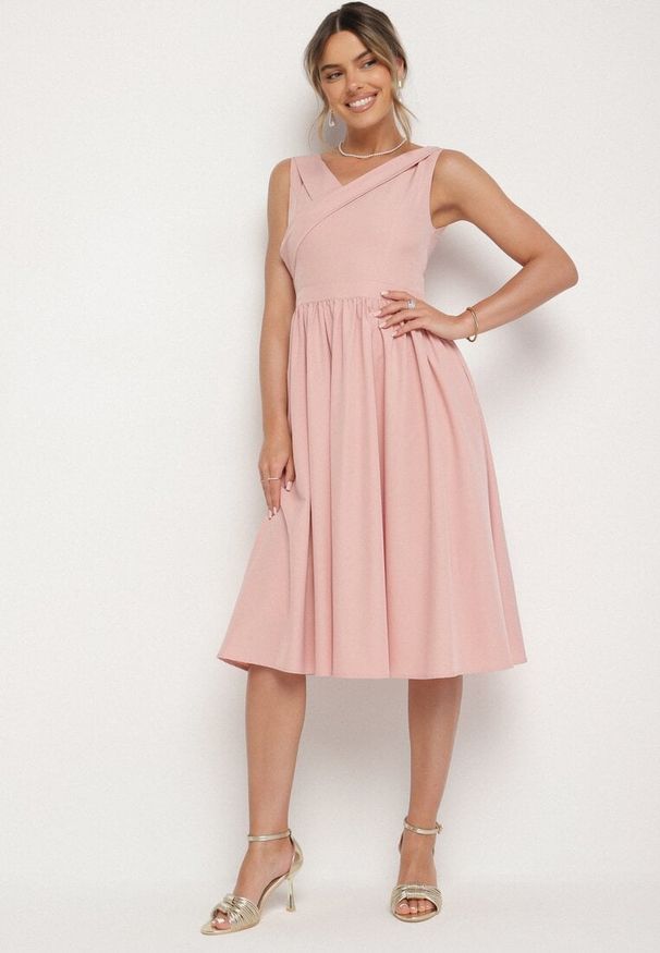 Born2be - Różowa Klasyczna Rozkloszowana Sukienka Vices Tolissela. Okazja: na co dzień. Kolor: różowy. Wzór: gładki, aplikacja. Styl: klasyczny