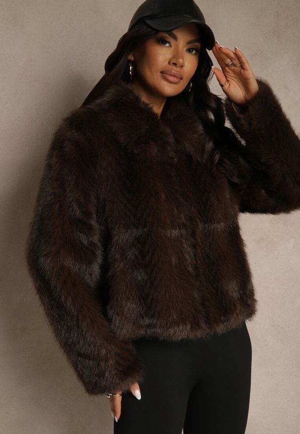 Renee - Brązowa Klasyczna Kurtka Futerko z Zapięciem na Zamek Błyskawiczny Tuswella. Kolor: brązowy. Materiał: futro. Styl: klasyczny