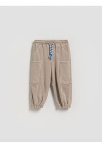 Reserved - Dresowe spodnie oversize - beżowy. Kolor: beżowy. Materiał: dresówka #1