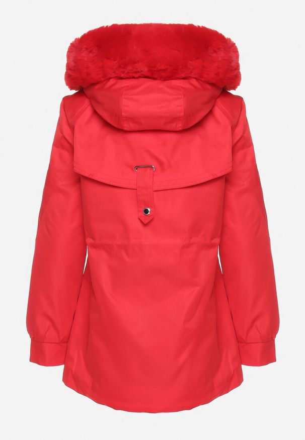 Born2be - Czerwona Kurtka Parka z Odpinanym Futerkowym Obszyciem przy Kapturze Inelithrae. Okazja: na co dzień. Typ kołnierza: golf. Kolor: czerwony. Materiał: jeans. Sezon: zima. Styl: casual, elegancki, klasyczny