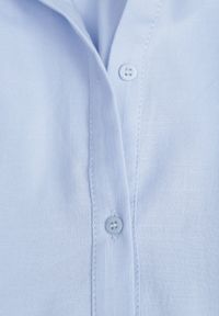 Renee - Niebieska Sukienka w Koszulowym Stylu z Wiskozą Bawełną i Paskiem Nerigunn. Kolor: niebieski. Materiał: wiskoza, bawełna. Sezon: lato. Typ sukienki: koszulowe. Styl: elegancki #4