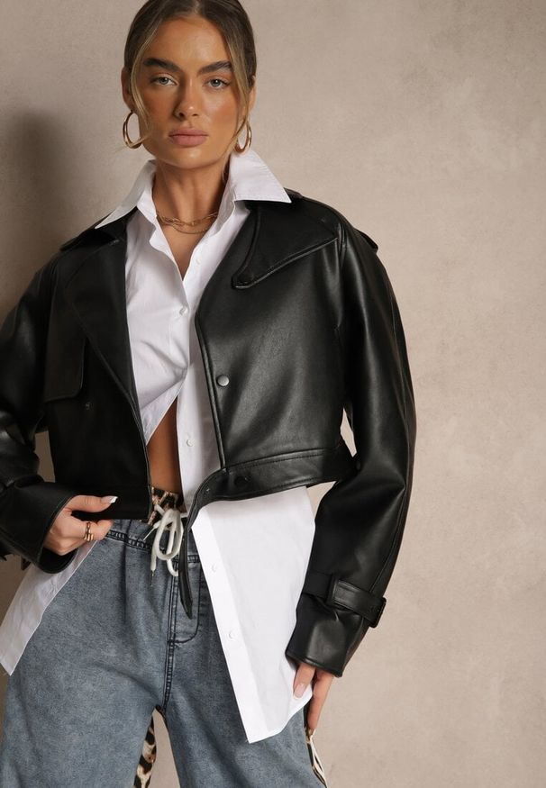 Renee - Czarna Krótka Kurtka Ramoneska w Stylu Trencza Niladoria. Okazja: na spotkanie biznesowe, do pracy. Kolor: czarny. Materiał: jeans. Długość: krótkie. Wzór: paski. Styl: biznesowy, elegancki