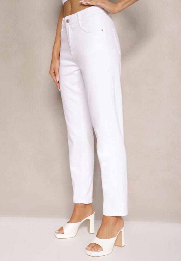 Renee - Białe Jeansy Mom Fit High Waist Kasena. Okazja: na co dzień. Stan: podwyższony. Kolor: biały. Styl: klasyczny, casual