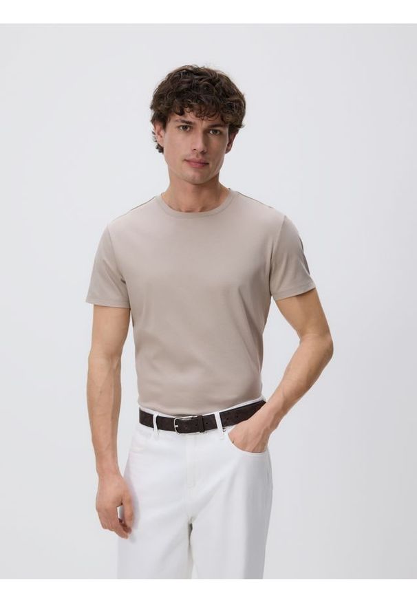 Reserved - T-shirt slim z bawełny pima - beżowy. Kolor: beżowy. Materiał: bawełna