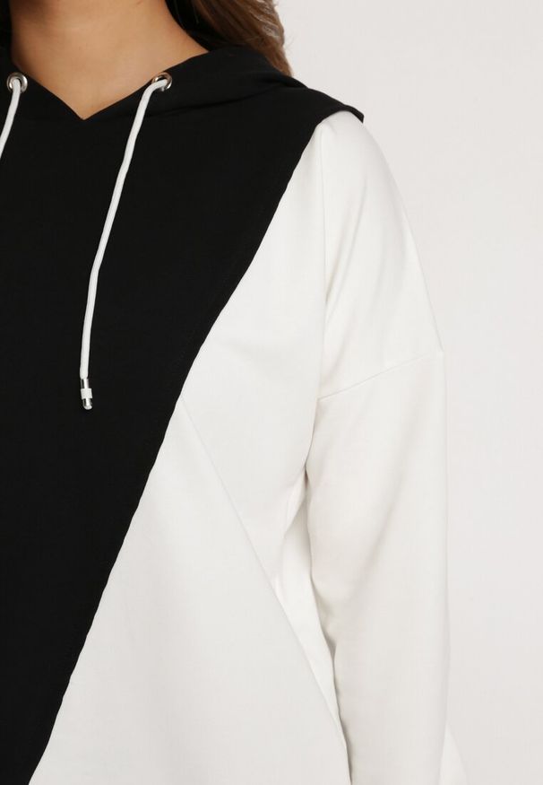 Born2be - Czarna Bluza z Bawełny z Asymetrycznym Wzorem i Kapturem Revea. Typ kołnierza: kaptur. Kolor: czarny. Materiał: bawełna