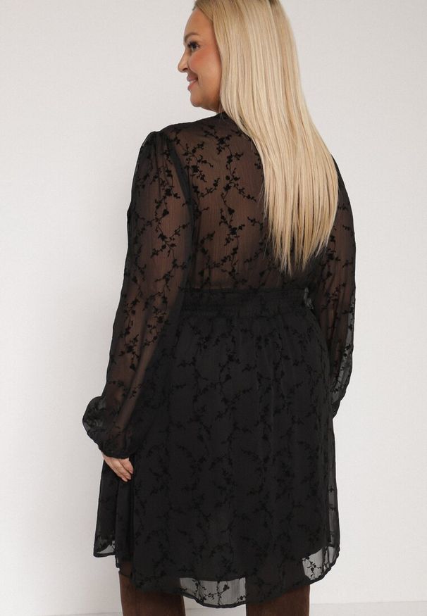 Born2be - Czarna Rozkloszowana Sukienka z Siateczki z Kwiatowym Wzorem Vidnessa. Okazja: na co dzień. Typ kołnierza: dekolt w kształcie V. Kolekcja: plus size. Kolor: czarny. Materiał: poliester. Wzór: kwiaty. Typ sukienki: dla puszystych. Styl: casual, klasyczny