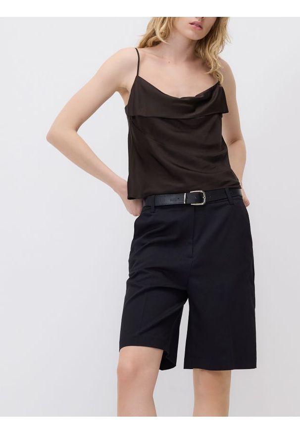 Reserved - Szorty z paskiem - czarny. Kolor: czarny. Materiał: wiskoza, tkanina