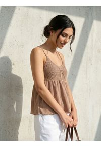 Sinsay - Top na ramiączkach z ażurowymi detalami - beżowy. Kolor: beżowy. Długość rękawa: na ramiączkach. Wzór: ażurowy #1