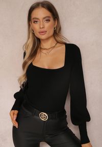 Renee - Czarny Sweter Oranrad. Okazja: na co dzień. Typ kołnierza: dekolt kwadratowy. Kolor: czarny. Materiał: jeans, dzianina, prążkowany. Długość: długie. Styl: klasyczny, casual