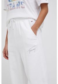 Tommy Jeans spodnie DW0DW11886.PPYY damskie kolor biały gładkie. Kolor: biały. Materiał: materiał, dzianina. Wzór: gładki #2