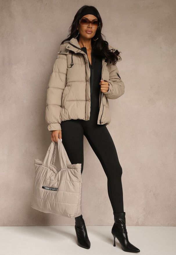 Renee - Beżowa Oversizowa Kurtka Puffer z Kapturem i Naszywką przy Rękawie Azine. Okazja: na co dzień. Typ kołnierza: kaptur. Kolor: beżowy, brązowy. Materiał: dzianina, jeans. Wzór: aplikacja. Styl: casual