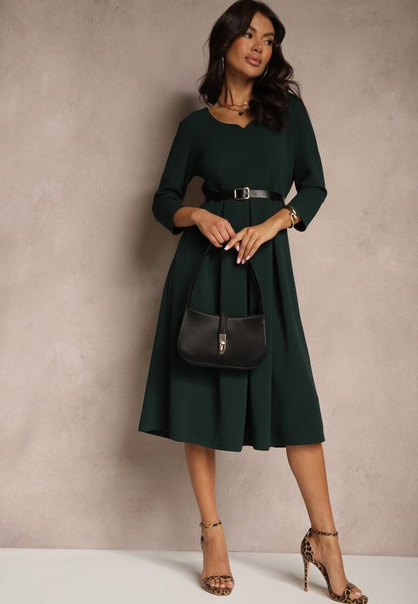 Renee - Ciemnozielona Sukienka o Rozkloszowanym Kroju z Rękawem Długości 3/4 Nomini. Okazja: na randkę, na spotkanie biznesowe. Typ kołnierza: dekolt w kształcie V. Kolor: zielony. Materiał: skóra. Typ sukienki: rozkloszowane. Styl: biznesowy, klasyczny, elegancki